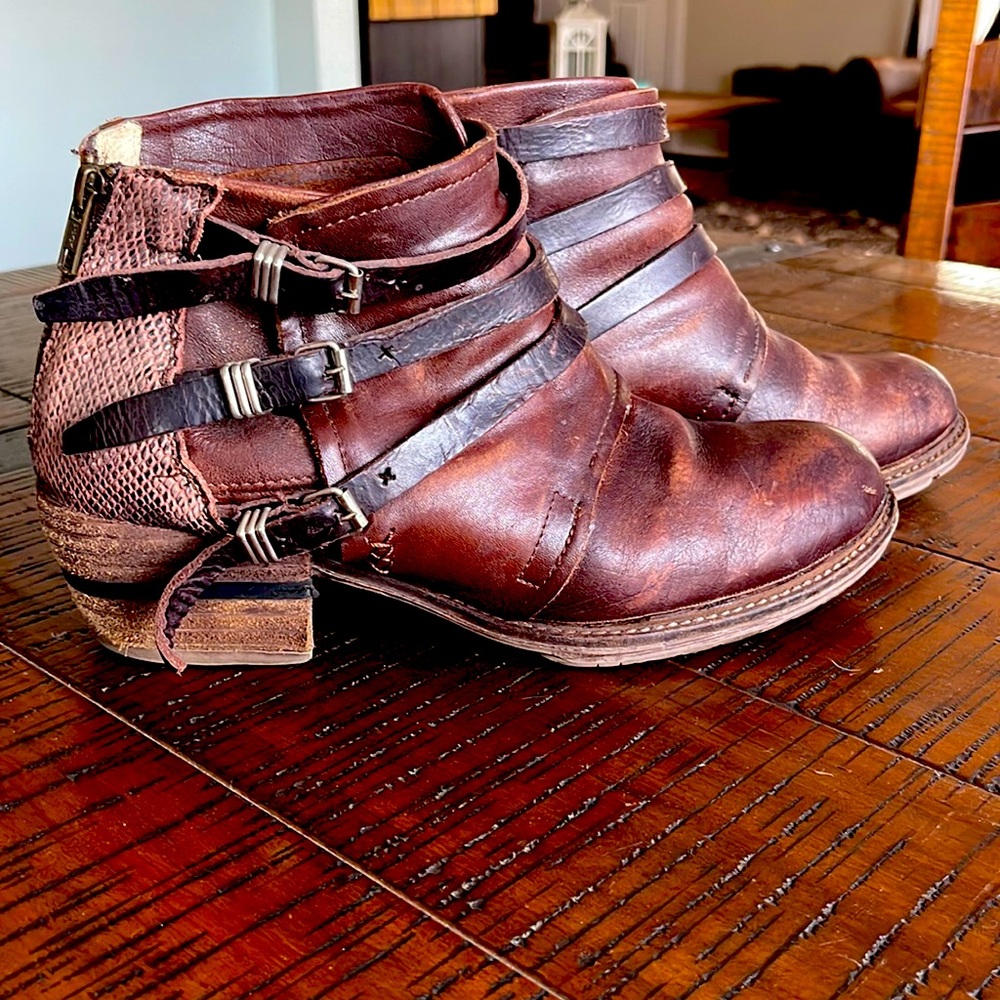 Freebird size 10 bootie, zippered back